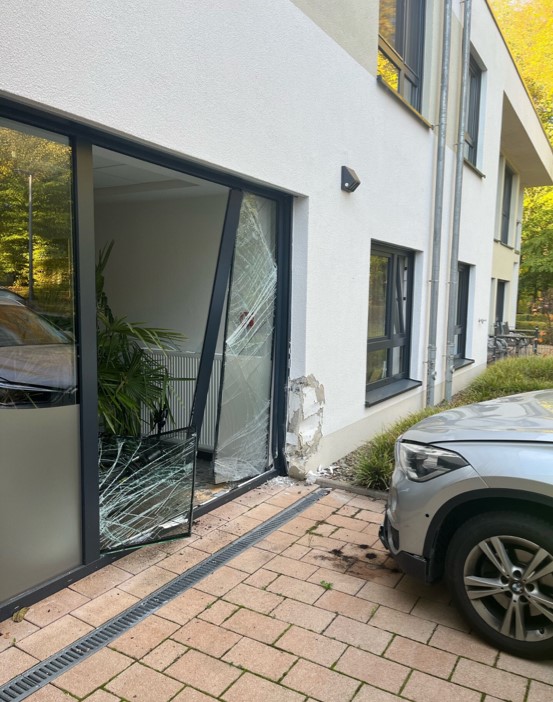 Schieder: BMW prallt gegen Glasfront eines Altenheims