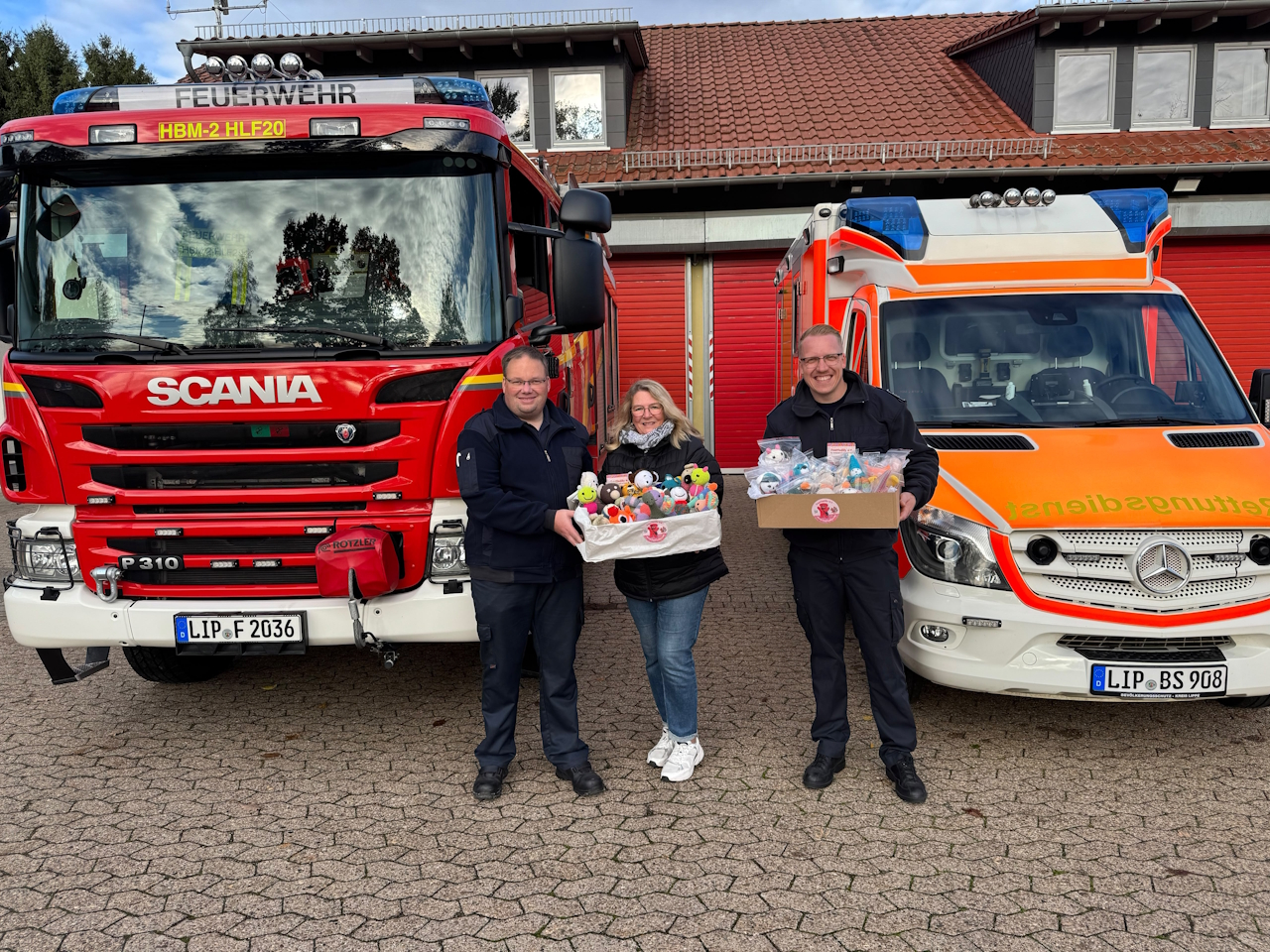 Kleine Teddys, großer Trost: Besondere Spende für Feuerwehr und Rettungsdienst in Horn-Bad Meinberg